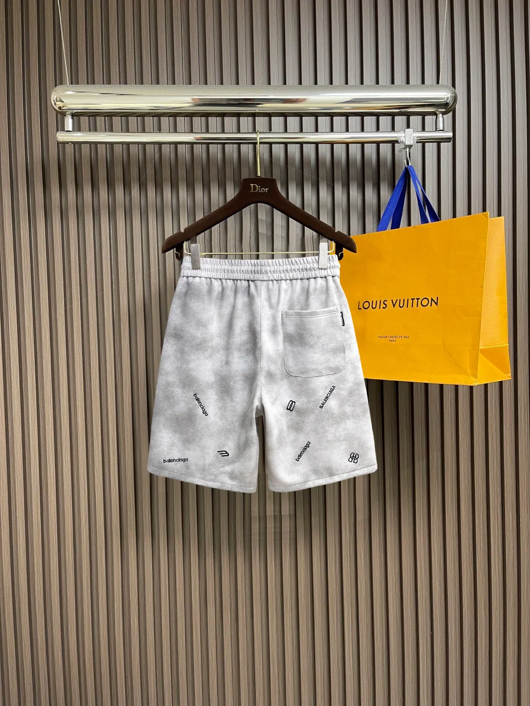 Balenciaga's three-standard complete 2026 summer New Arrival men's casual shorts, advanced custom-made Breathable fabric, Breathable fabric, extremely stretchy and comfortable, impeccable details, top-grade accessories, original logo design concept, delicate and soft feel! The upper body fit is awesome! Size: M-XXXL Please state your height and weight when ordering